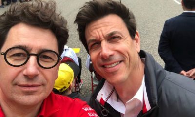 Toto Wolff (Mercedes) posa junto a Mattia Binotto- Ferrari. Twitter