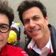 Toto Wolff (Mercedes) posa junto a Mattia Binotto- Ferrari. Twitter