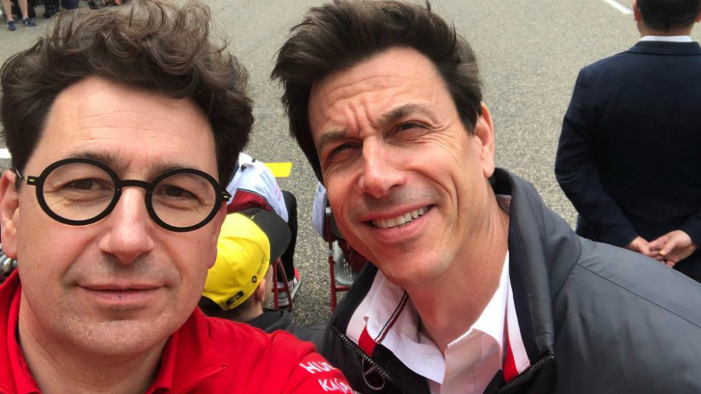 Toto Wolff (Mercedes) posa junto a Mattia Binotto- Ferrari. Twitter