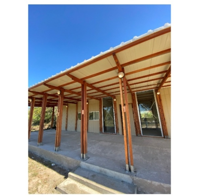 La casa se compone de cimiento de hormigón, paredes de fibrocemento, techo de chapa con cielo raso. Foto: Gentileza