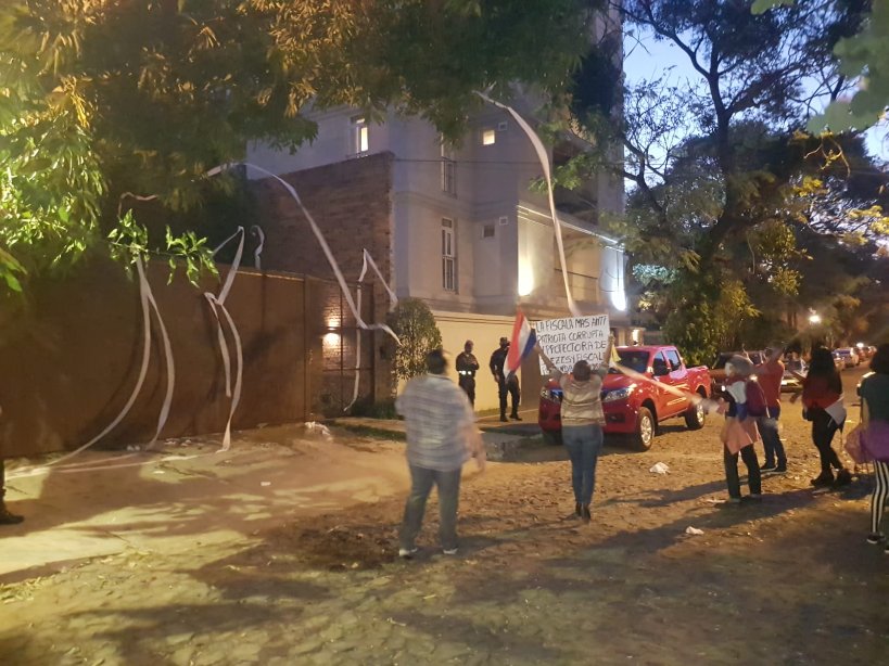 Estudiantes llegaron hasta la casa de Benigno López con carteles para exigir arancel cero para universidades. Foto: @CEUNA_py