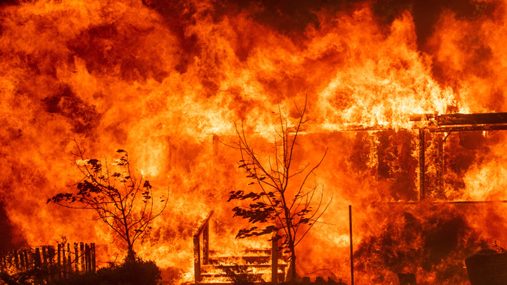 El fuego arrasa comunidades en el Oeste estadounidense. Foto: Bmol