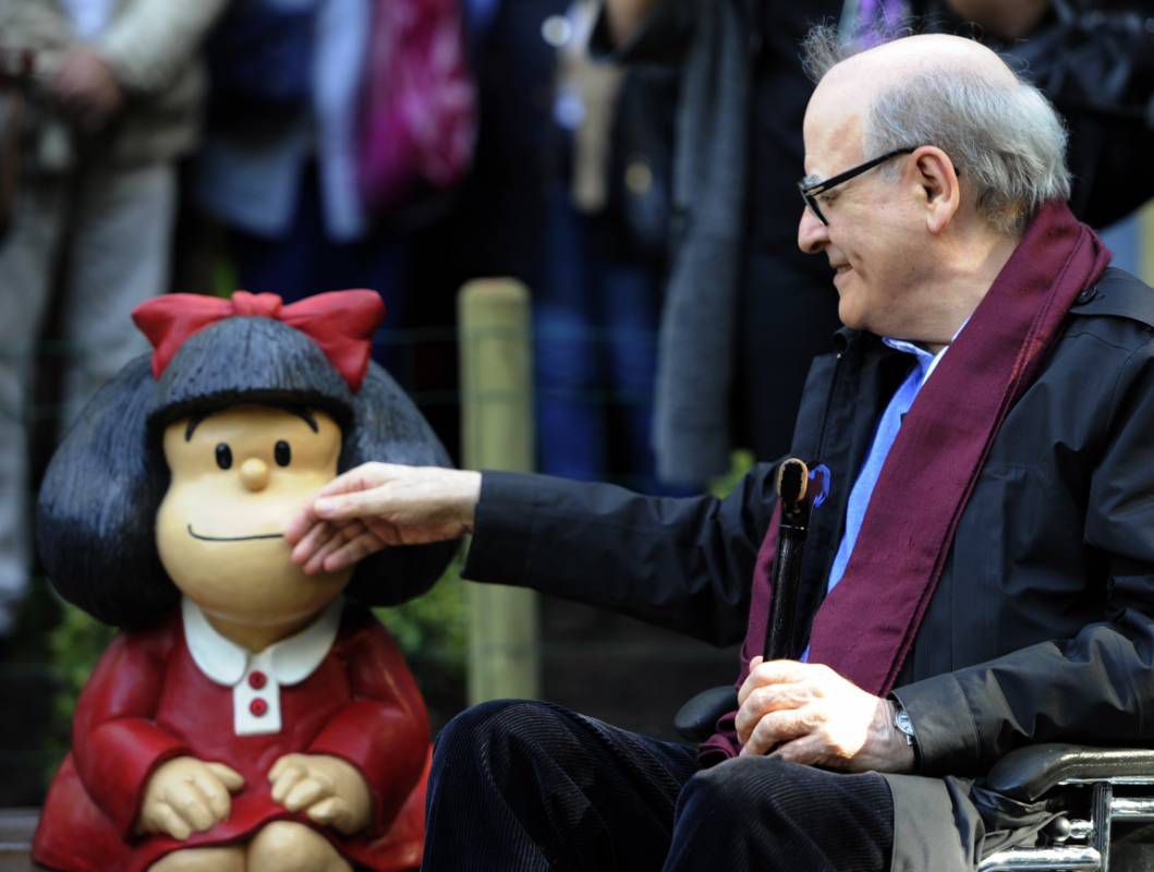 Quino junto a Mafalda en el paseo de las historietas en el barrio San Telmo de Buenos Aires. Foto: Archivo.