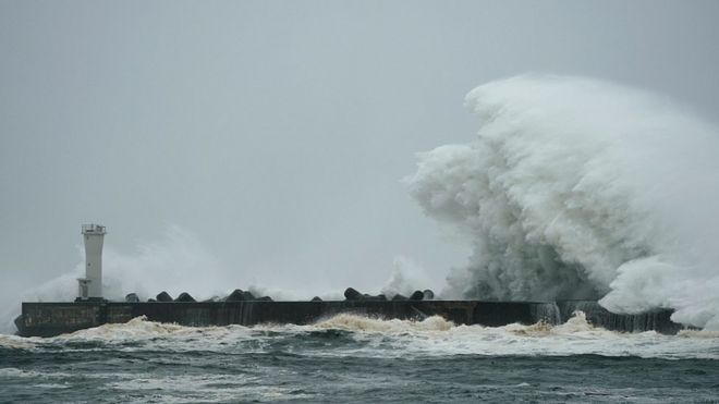 El tifón arrastra vientos de hasta 180 kilómetros por hora y rachas de más de 250 kilómetros/hora. Foto: BBC