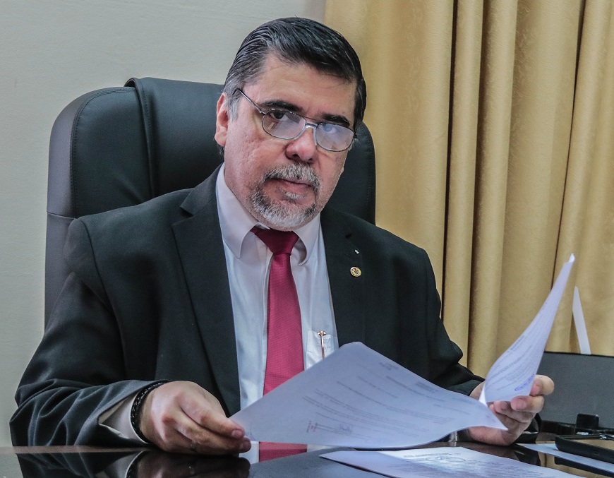 El viceministro Julio Borda, indica que a los 15 días pacientes con Covid-19 ya están recuperados. Foto: MSPBS