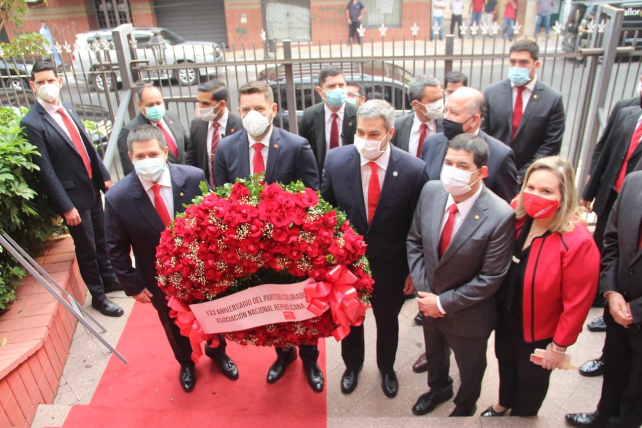 El viernes pasado hubo aglomeración en la ANR, en varias oportunidades sin el protocolo sanitario. Foto: TW