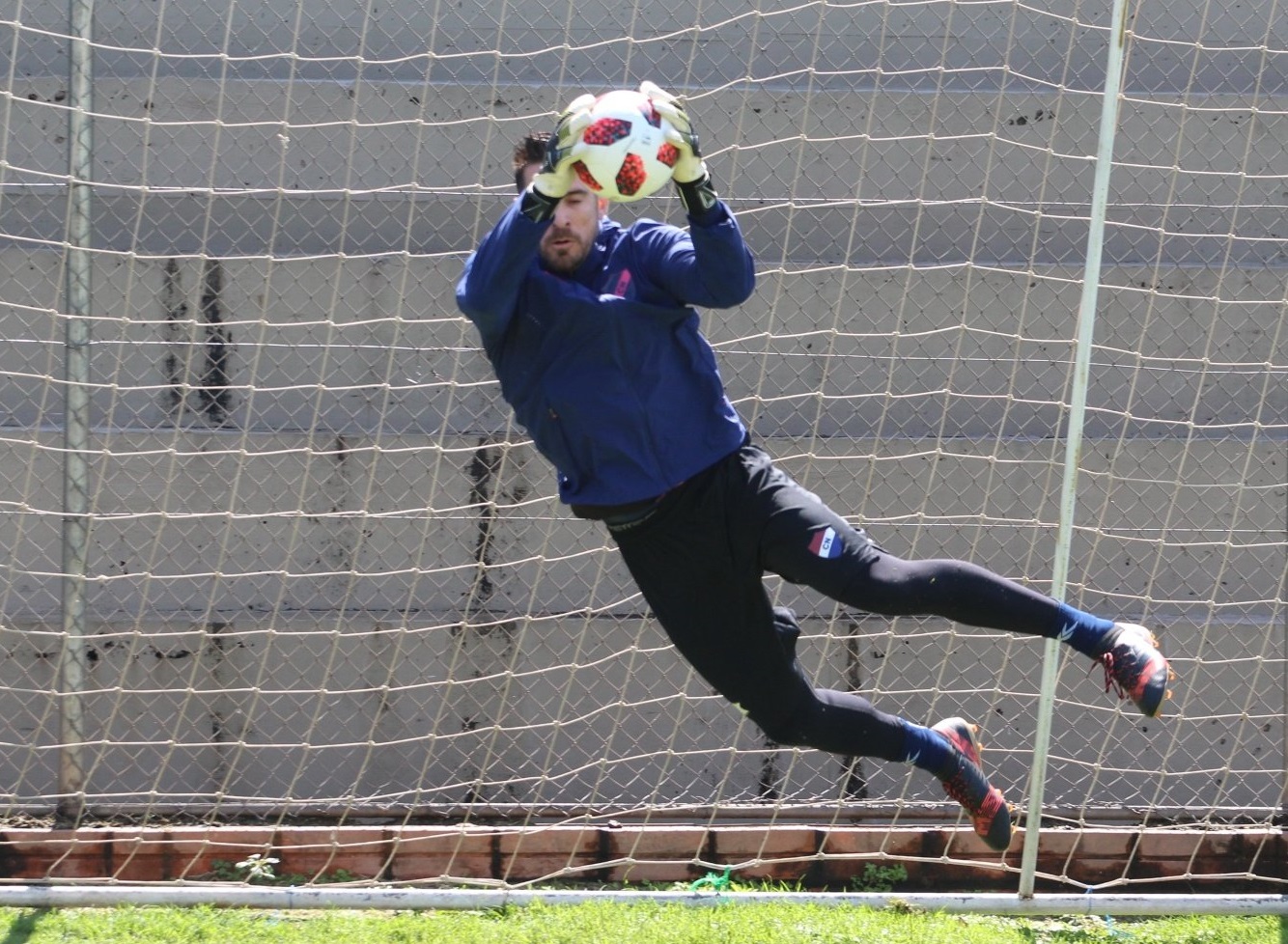 Anthony Silva tomará el lugar de Juan Espínola, quien ya no continuará en La Academia tras no llegar a un acuerdo económico. Foto: @clubnacionalpy.