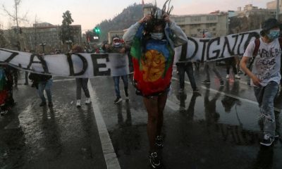 Los manifestantes gritaron a las decenas de policías desplegados en la zona. Foto: Infobae.