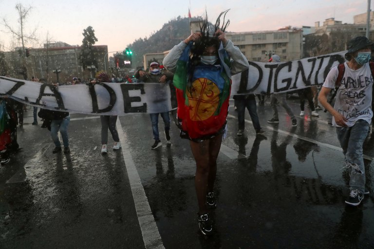 Los manifestantes gritaron a las decenas de policías desplegados en la zona. Foto: Infobae.