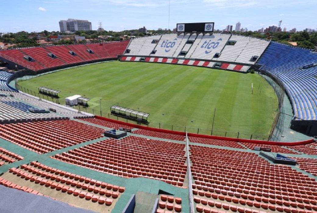 El fútbol paraguayo podría ser el primero con los protocolos sanitarios aprobados para el regreso de hinchas a los estadios. Foto: apf.org.py.