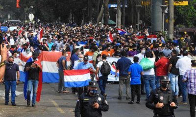 Los manifestantes marcharon hasta la zona aduanera donde permanecieron una hora. Foto: Gustavo Galeano