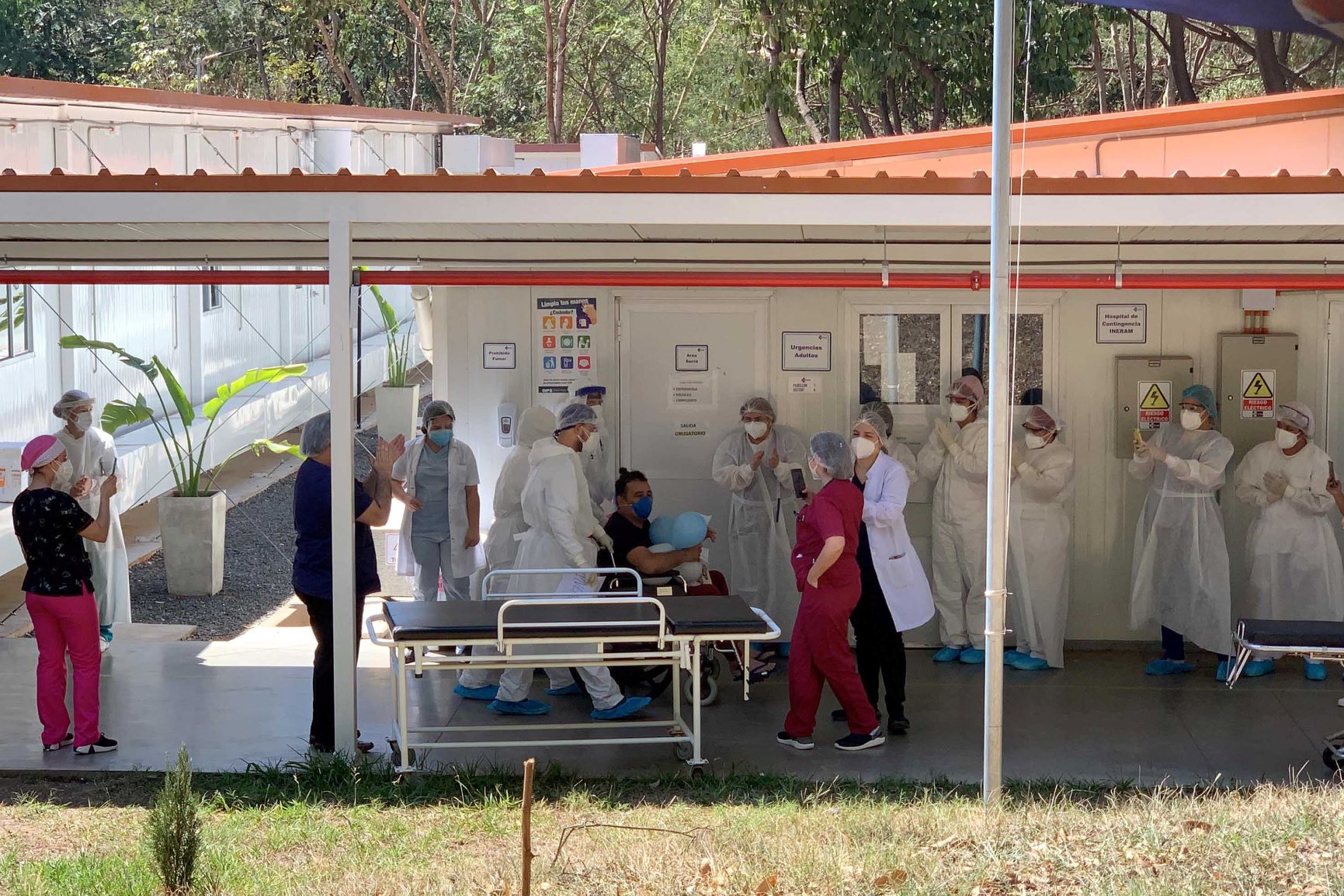 En pleno concierto, uno de los pacientes recuperados abandonaba el nosocomio. Foto: CCRC.