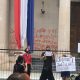 Manifestantes descontrolados, hasta quemaron las banderas de Paraguay que encuentran frente al Panteón de los Héroes. Foto: Gentileza.