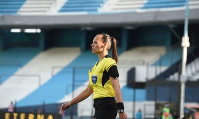 A Mariana De Almeida le siguió Daiana Milone, jueza de línea en el partido de Defensa y Justicia contra Delfín. Foto: @Libertadores.