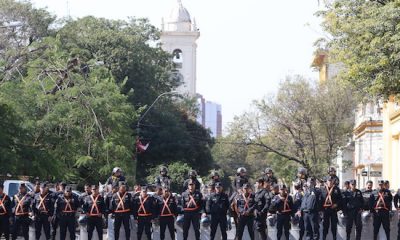 Linea policial contra manifestantes. Foto NEWS.