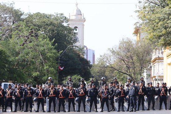 Linea policial contra manifestantes. Foto NEWS.