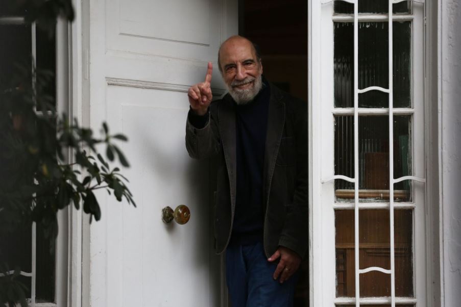 El poeta chileno se alza con el galardón más importante del género en español. Foto: El País.