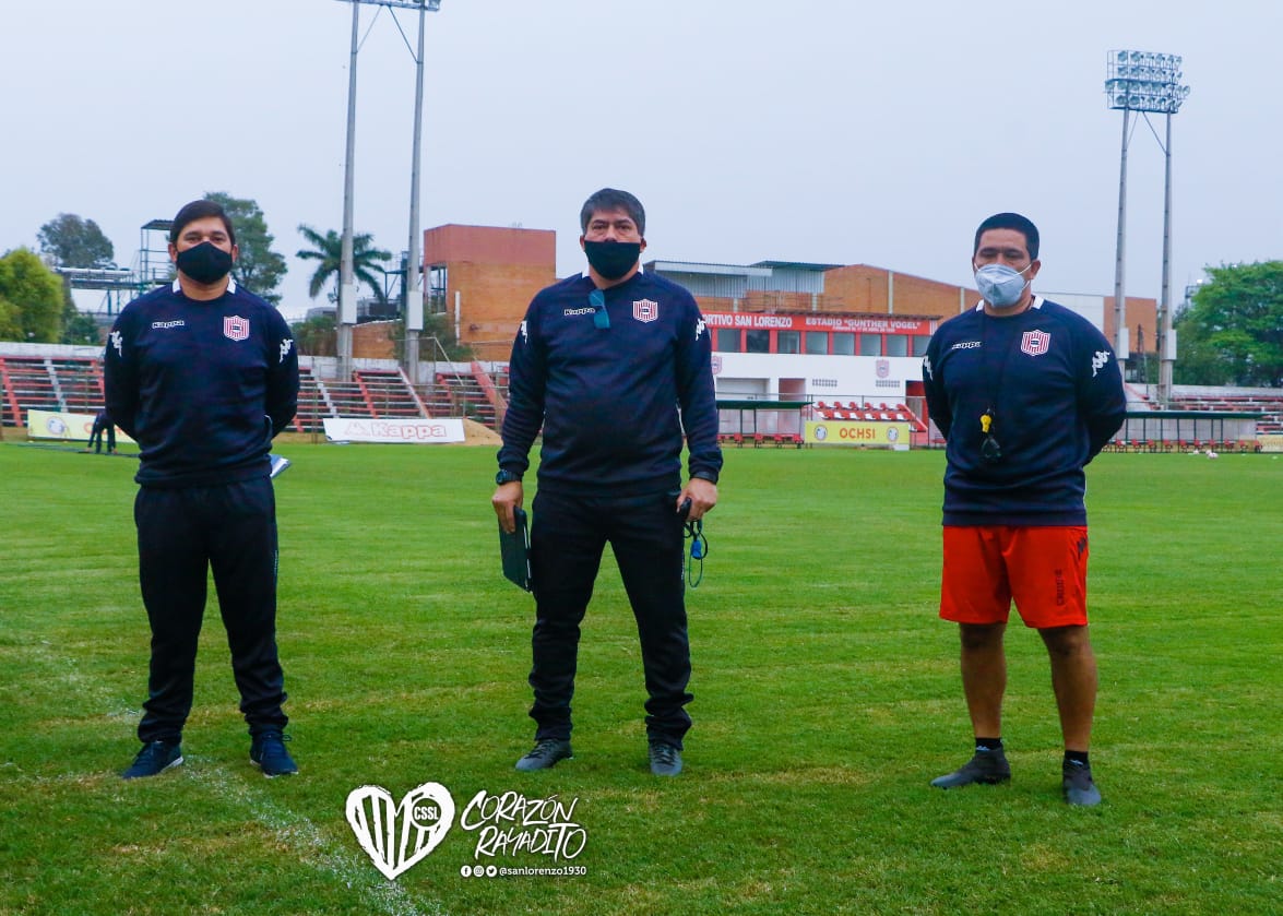 Roberto Torres y su cuerpo técnico debutarán este sábado ante General Díaz en el estadio Gunther Vogel. Foto: @SanLorenzo1930.