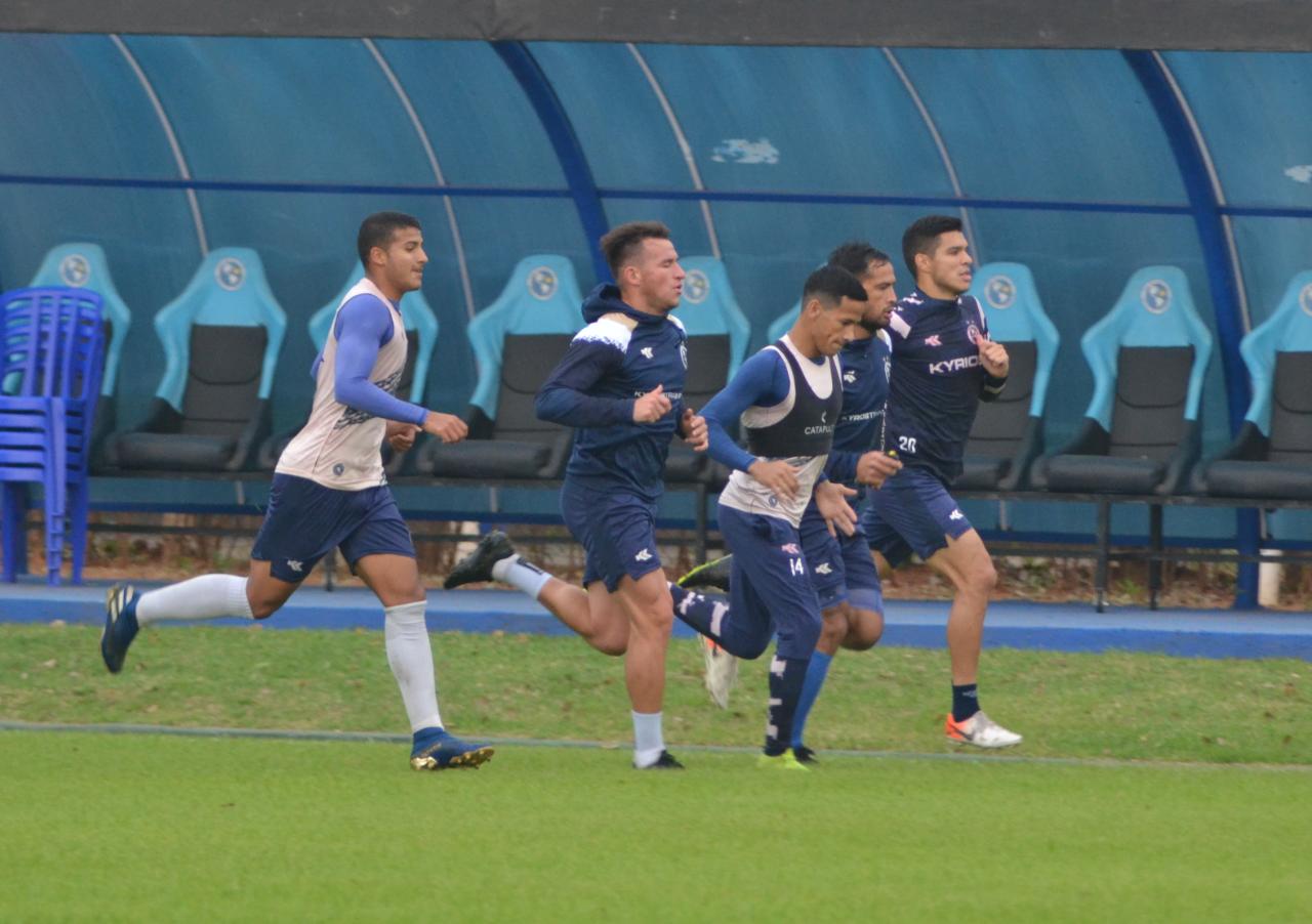 Los planteles de Sol de América y Sportivo Luqueño deberán someterse a nuevos estudios para descartar más positivos. Foto: @SoldeAmericapy.