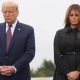 Donald Trump y Melania juntos durante una ceremonia en el Monumento Nacional del Vuelo 93. Foto: Infobae..