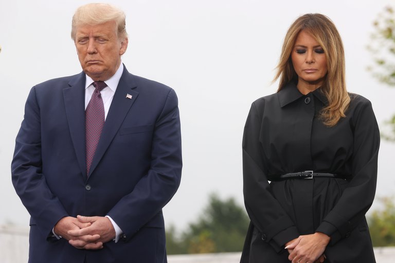 Donald Trump y Melania juntos durante una ceremonia en el Monumento Nacional del Vuelo 93. Foto: Infobae..