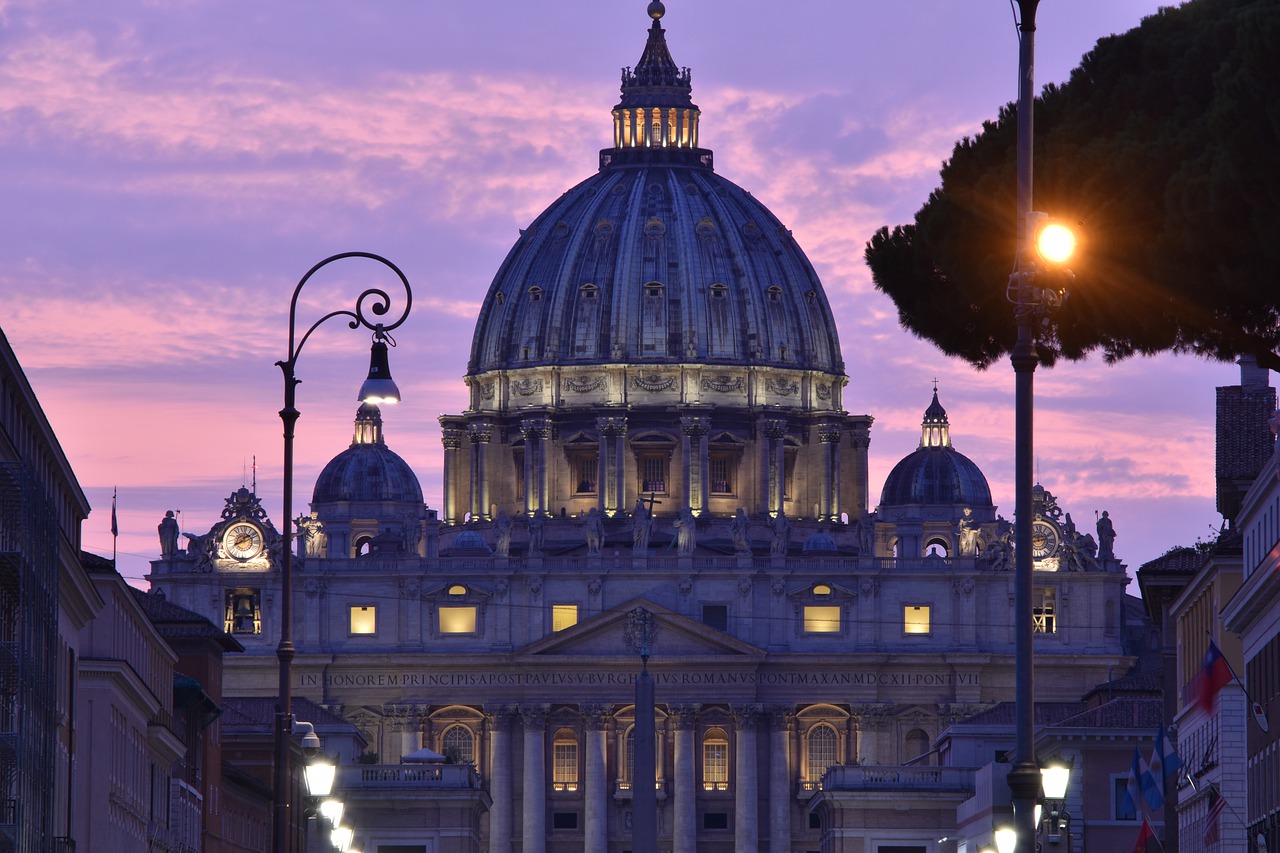 El cardenal Giovanni Angelo Becciu fue acusado de malversar 100.000 euros de los fondos del Vaticano.Foto: Pexels.