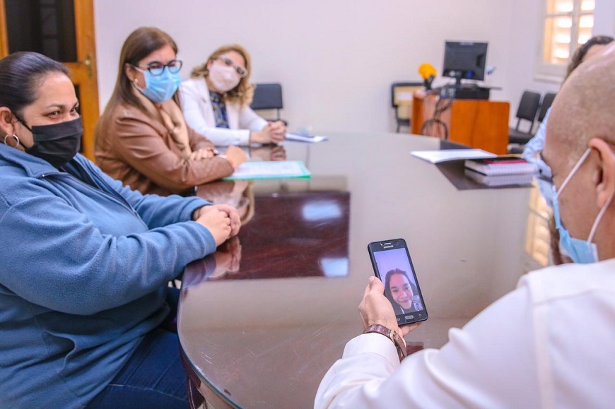 El ministro de Salud, Julio Mazzoleni se reunión con la mamá de Bianca Giménez. Foto: MSPBS