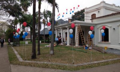 El consulado paraguayo en Resistencia recibió ofrendas florales. Foto: Gentileza.