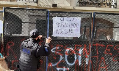 Agentes de la Policía Federal Argentina y la Policía de la Ciudad de Buenos Aires protegen la sede de la Embajada. Foto: Gentileza.