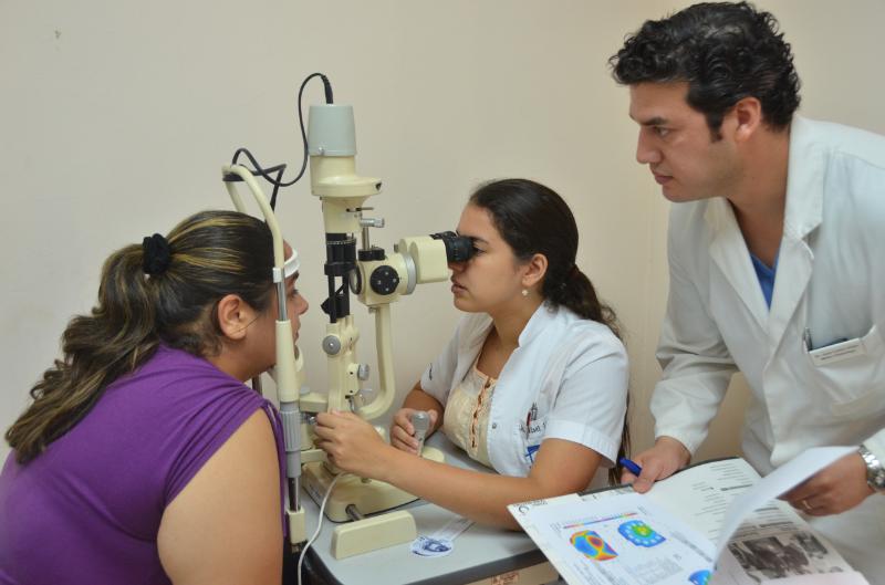 Con el convenio se ofrece atención ocular a adultos mayores y sus familiares. Foto: Agencia IP