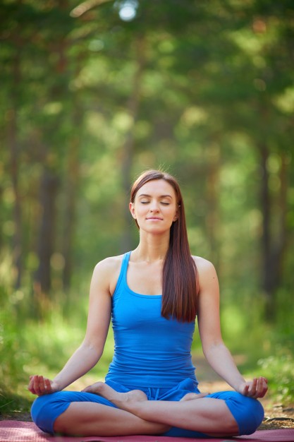 La meditación ayuda a calmar la tensión diaria.