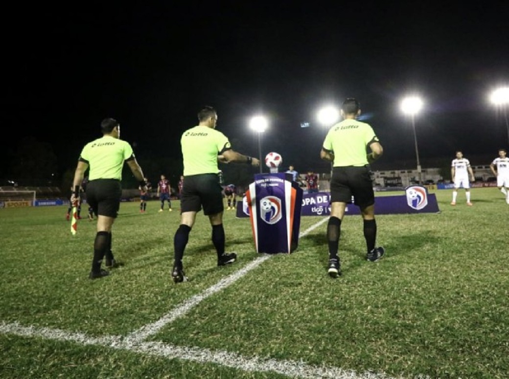 El árbitro afectado ya fue puesto en cuarentena y el resto del plantel se someterá a nuevos estudios. Foto: apf.org.py.