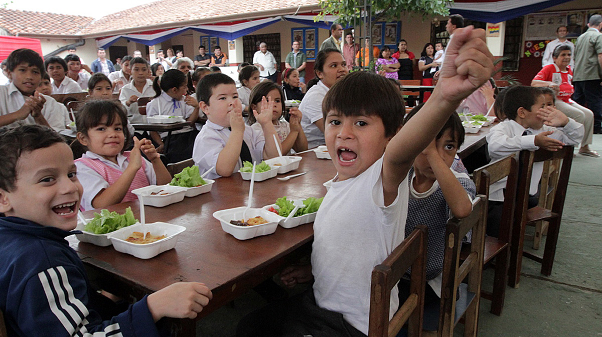 La iniciativa es para no beneficiar más a empresas amigas y que llegue a los niños, alegaron. Foto: Agencia IP