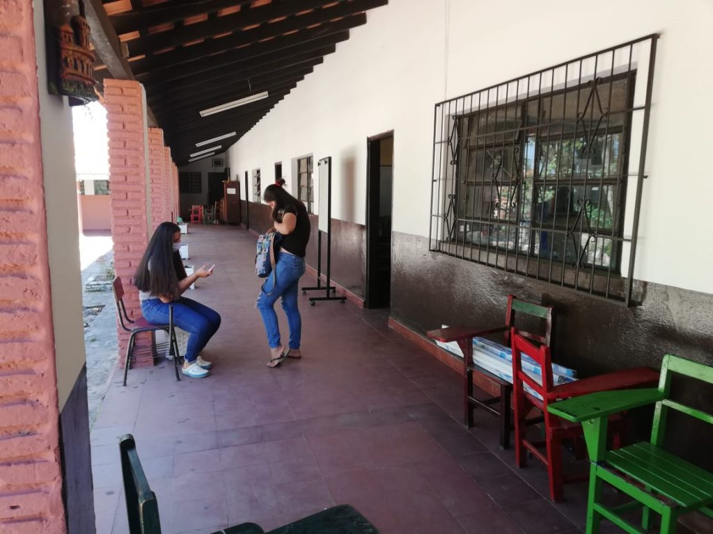 Alumnas traen sus donaciones de kits de articulos de lmpieza al Colegio. Foto El Nacional 