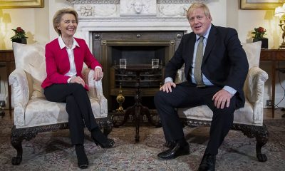 La presidenta del Consejo Europeo y Boris Johnson. Foto: Telam