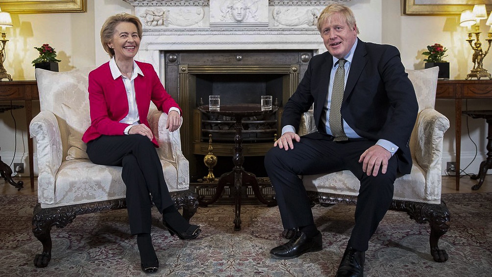 La presidenta del Consejo Europeo y Boris Johnson. Foto: Telam