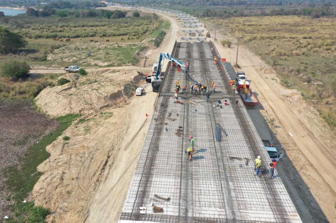 Uno de los frentes de trabajo es el puente más largo (1.175 m) sobre el Río Tebicuary. Foto: Gentileza