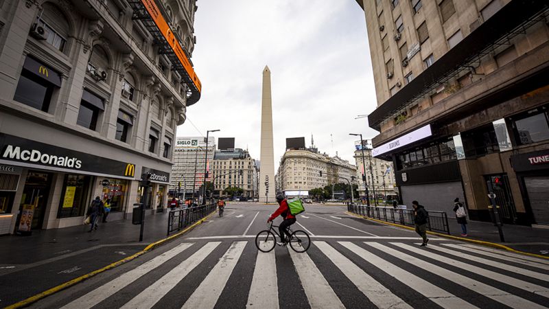 Se estima que hay 100 trámites mensuales para residencia. Foto: BBC