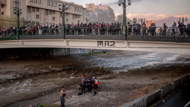 La caída del menor se produjo tras un "forcejeo" con un carabinero durante una manifestación en Chile. Foto: Chile