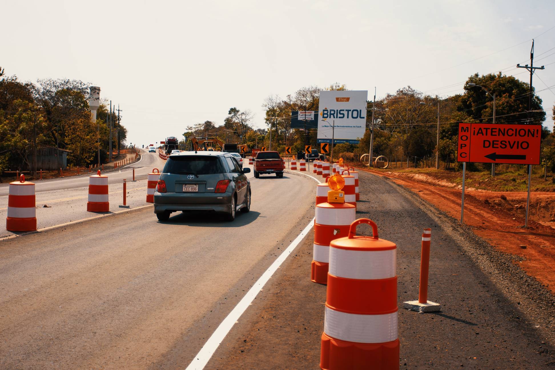 Habilitan último desvío provisorio en la nueva calzada del tramo 3 de la duplicación de la Ruta PY02. Foto: MOPC