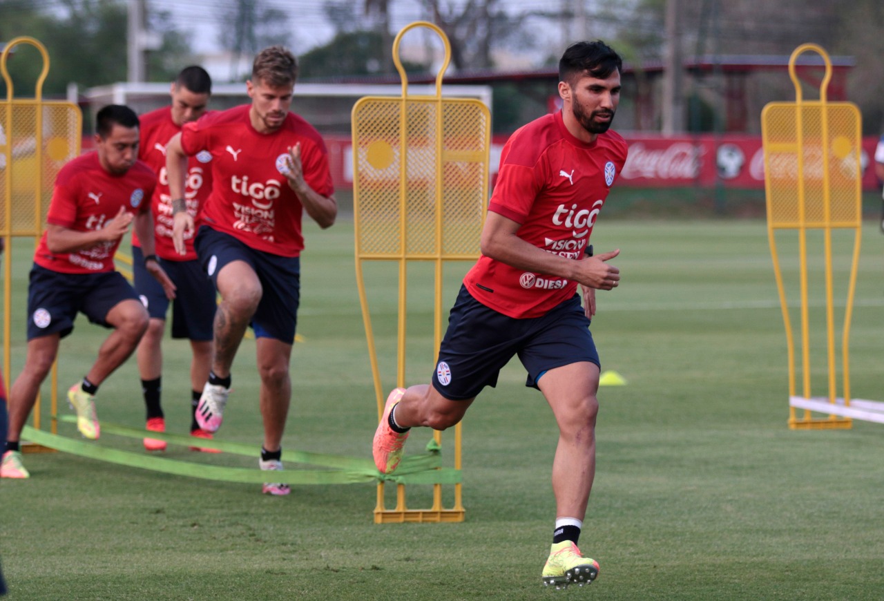 Alberto Espínola y Gastón Giménez jugarán por primera vez un partido oficial con la Albirroja. El encuentro comenzará a las 19:30. Foto: @Albirroja.