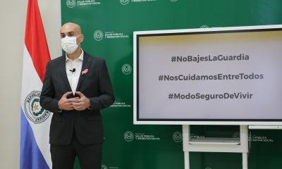 El ministro de Salud Julio Mazzoleni indica que retorno a clases será para alumnos del último año de la media. Foto: Gentileza