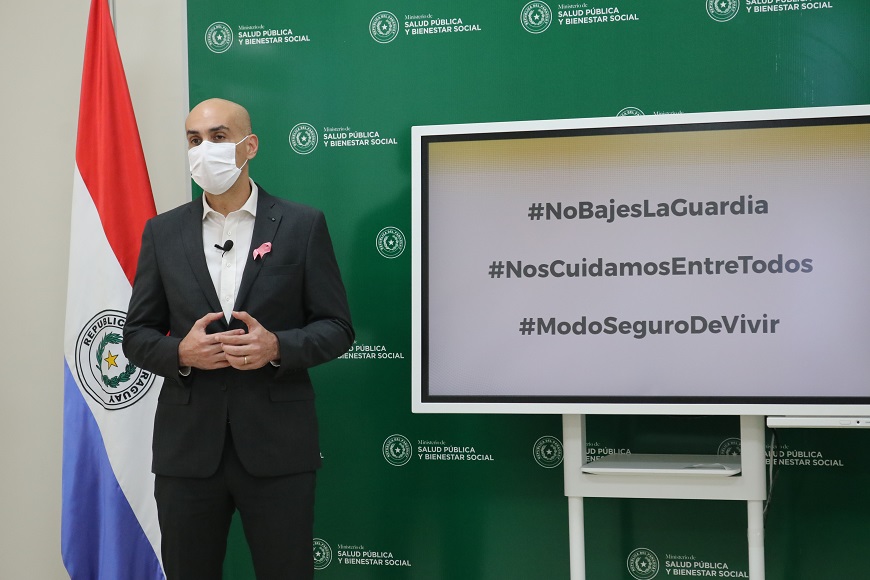 El ministro de Salud Julio Mazzoleni indica que retorno a clases será para alumnos del último año de la media. Foto: Gentileza