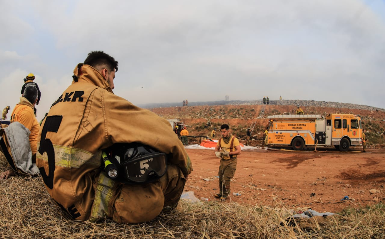 Recomiendan alejarse de la zona de peligro en dirección contraria al viento, observando permanentemente el comportamiento del fuego. Foto: IP.