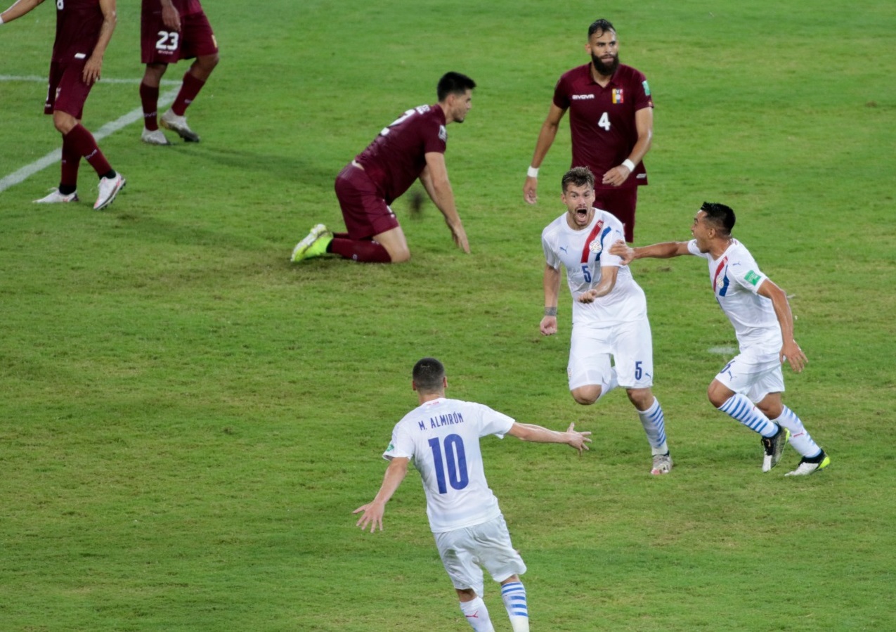 Paraguay consiguió su primera victoria en las Eliminatorias. El gol lo hizo Gastón Giménez cuando faltaba cinco minutos para el final. Foto: @Albirroja.