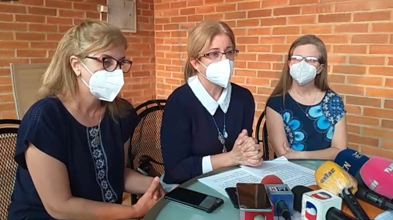 Las hijas de Oscar Denis, junto a la madre de Edelio Morínigo y las hijas de Félix Urbieta convocan a los medios esta mañana. Foto: Archivo