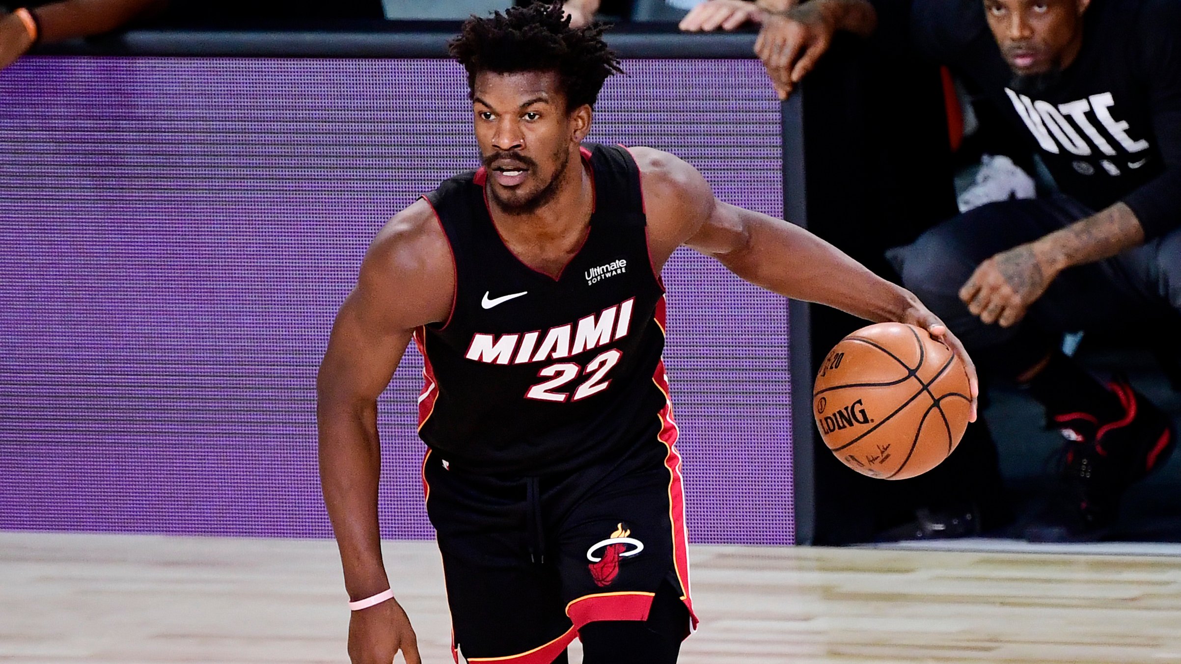 Jimmy Butler fue la gran figura en la victoria de Miami Heat, contribuyendo con un total de 40 anotaciones, 13 asistencias y 11 rebotes. Foto: @NBA.