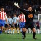 Cuando aún no había debutado en la selección mayor de Paraguay, Carlos Bilardo ofreció a Chilavert para jugar con la Albiceleste. Foto: futbolretro.es.