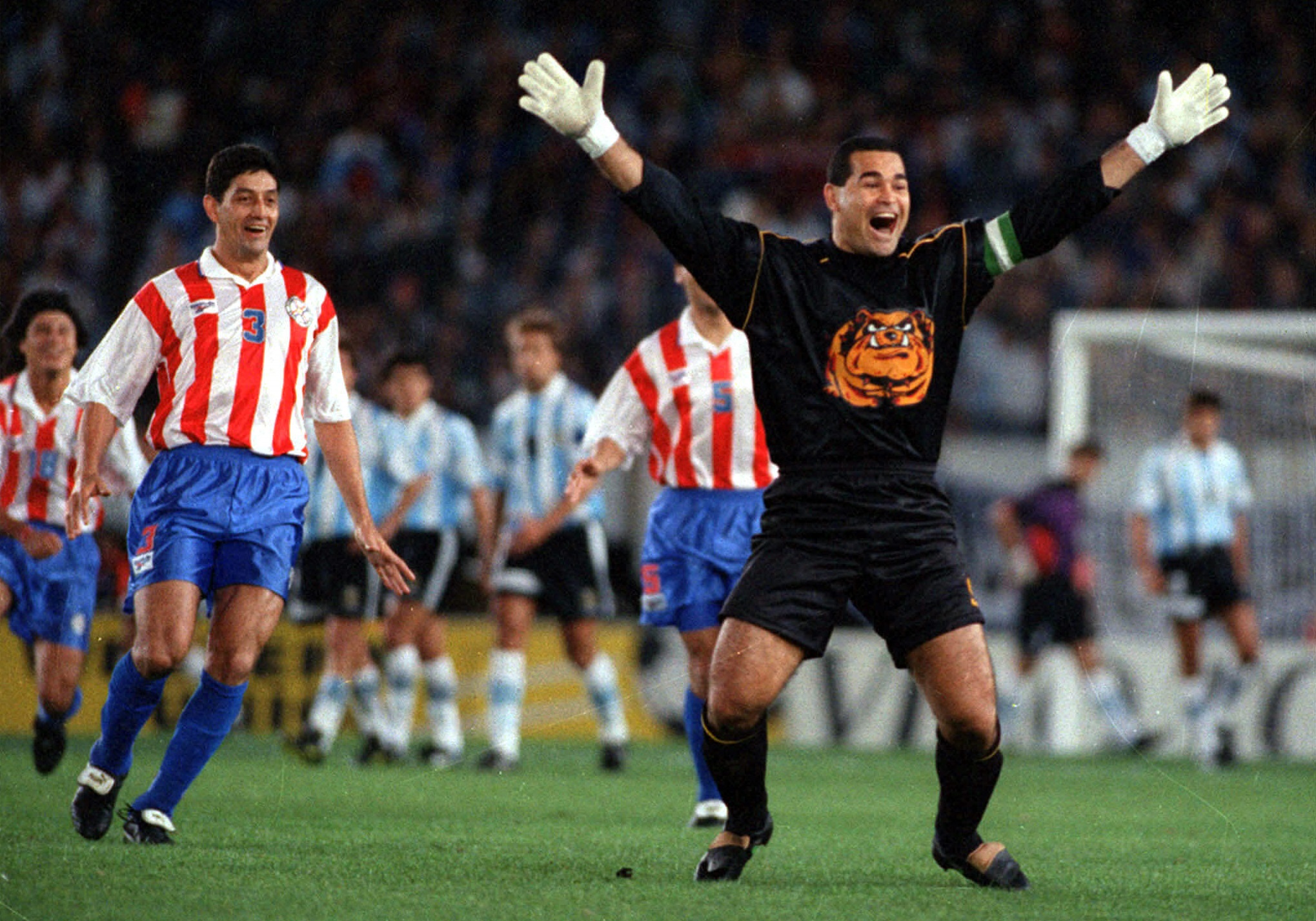 Cuando aún no había debutado en la selección mayor de Paraguay, Carlos Bilardo ofreció a Chilavert para jugar con la Albiceleste. Foto: futbolretro.es.