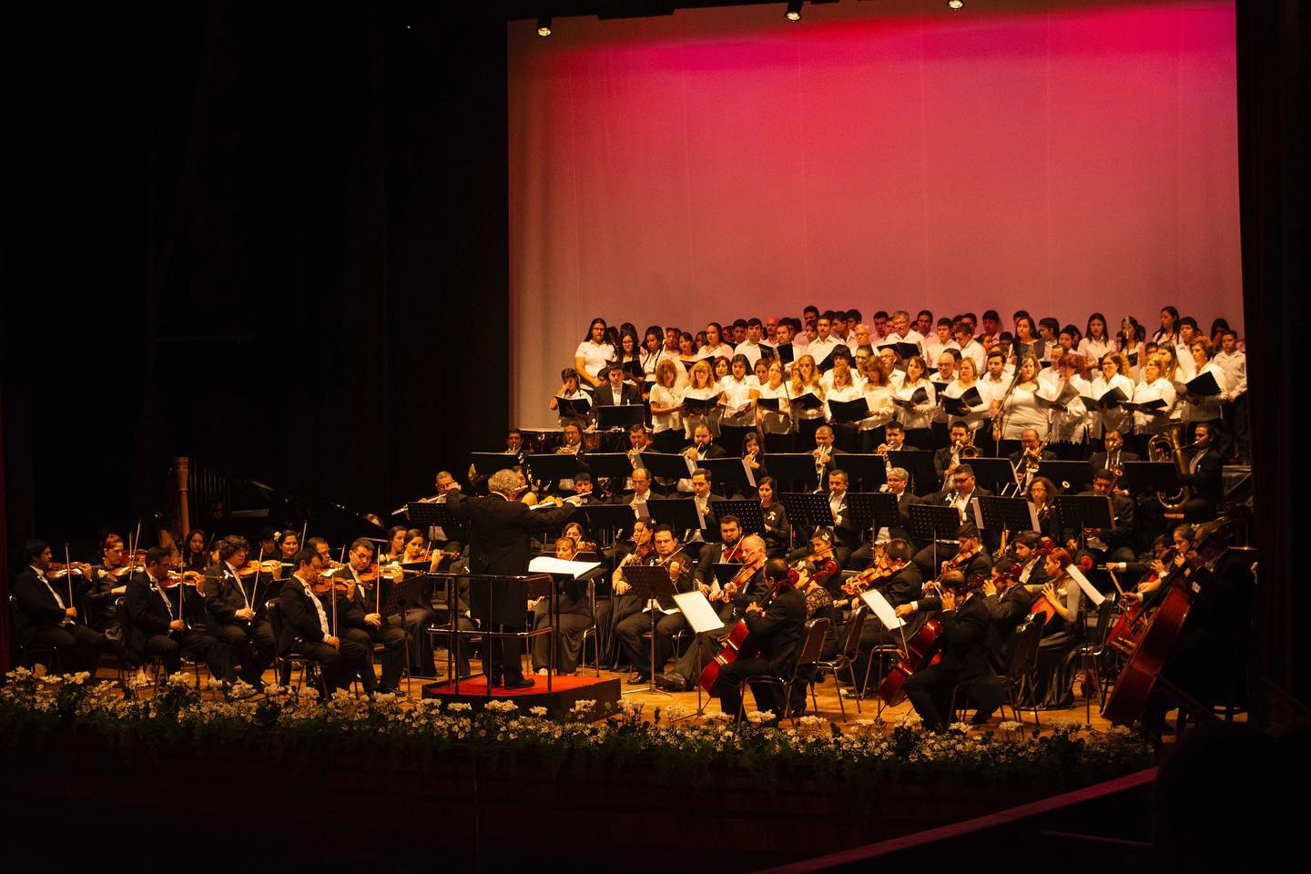 El concierto será bajo la dirección del maestro Luis Szarán y la participación especial del reconocido violinista alemán Götz Bernau. Foto: OSCA